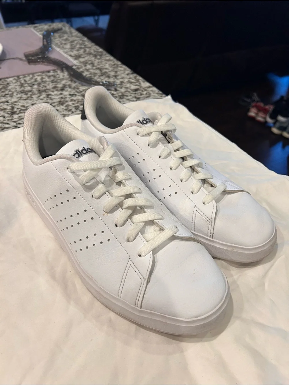 Adidas Advantage 2.0 White w/Black Sneakers Mens 9 Excellent Worn Once!